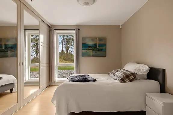 Hovedsoverommet med god plass til møblement, og stor garderobe