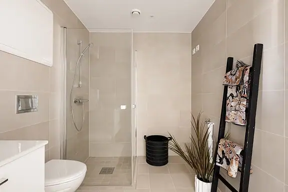 Det er vannbåren gulvvarme på badet