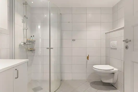Lyst og flislagt bad med varme i gulv