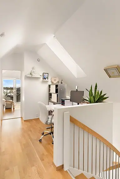 3. etasjen består av 2 soverom, bad og kontor