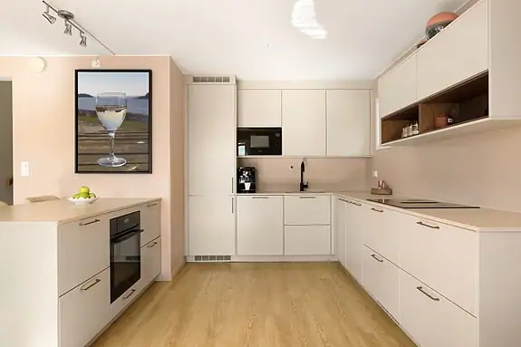 Nytt kjøkken fra Drømmekjøkkenet (2024). Pent og moderne med god arbeidsplass