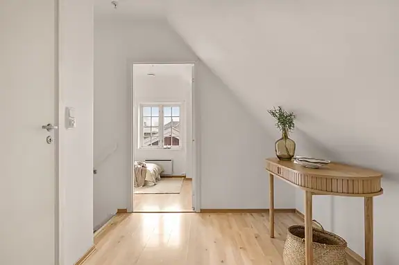 2.etasje består av bad, gang, 2 soverom og en stor bod for lagring