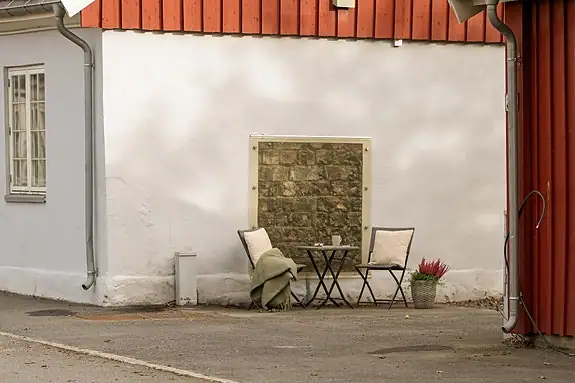 Liten detalj på sideveggen som forteller om de historiske byggene
