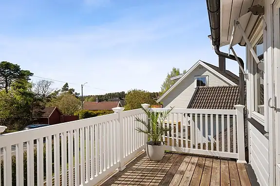 Solrik balkong med plass til morgenkaffen i rolige omgivelser