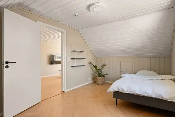 Lyst og romslig soverom med god plass til seng og oppbevaring
