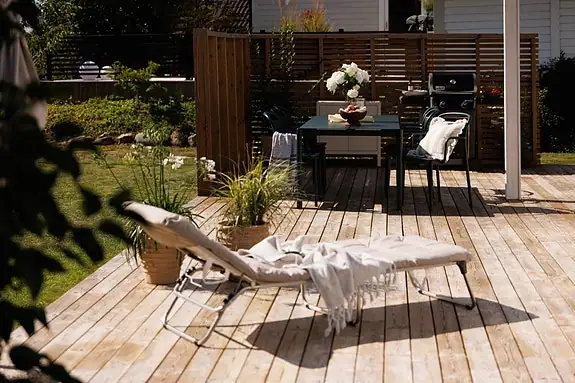 Terrassen og hagen inviterer til grilling, lek og lange sommerkvelder med familie og venner
