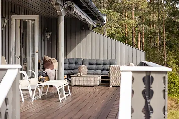 Stor og solrik uteplass med fin utsikt