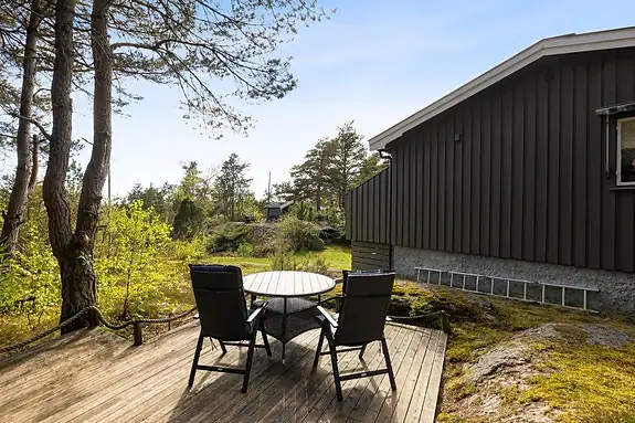 Det er opparbeidet flere uteplasser på eiendommen