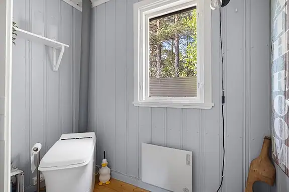 Toalettrom med forbrenningstoalett