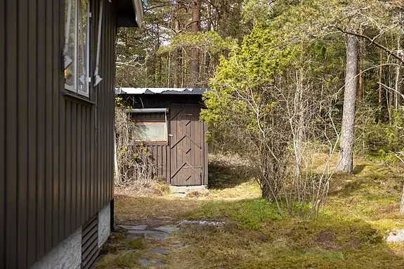 Utvendig bod for praktisk oppbevaring av hageredskaper