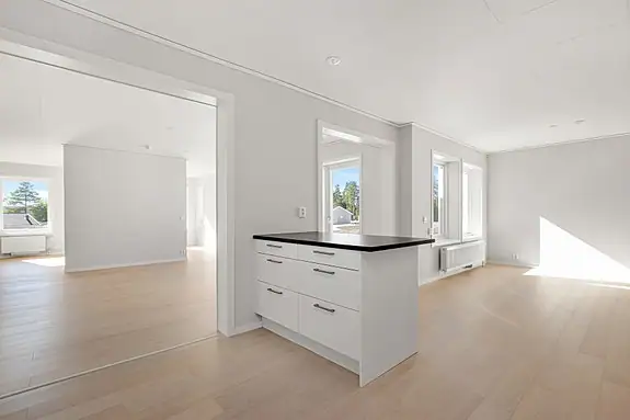 En liten kjøkkenøy gir ekstra plass og er praktisk for raske frokoster