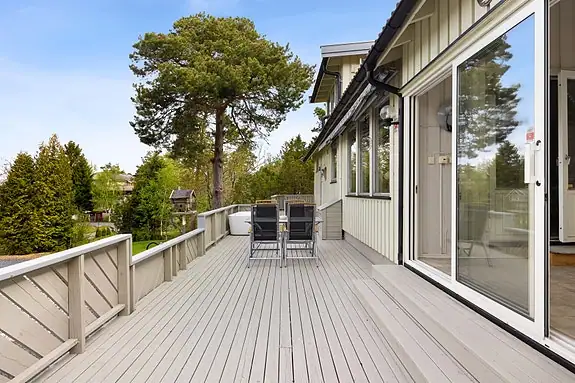 Stor, vestvendt veranda med kveldssol