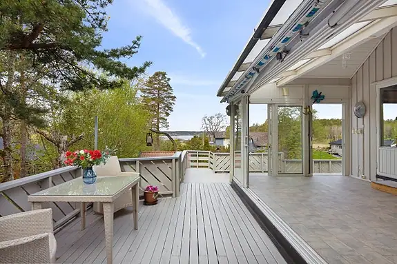 Det er også en innglasset veranda hvor man kan trekke inn på sommerkveldene