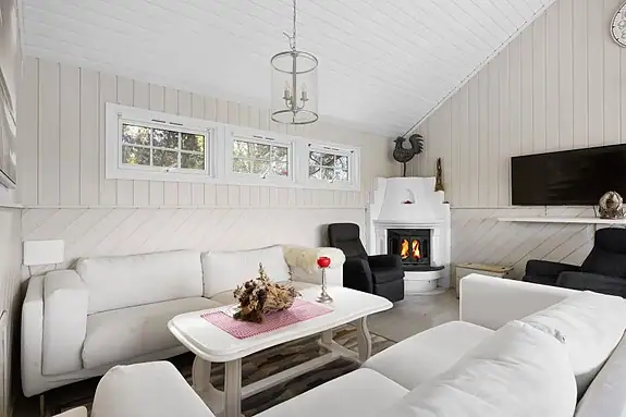 Stor stue med peis og gode møbleringsmuligheter