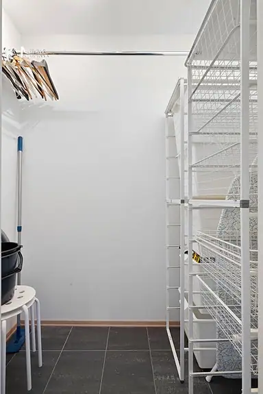 Leilighetens innvendige bod har adkomst fra entréen og potensial som garderobe