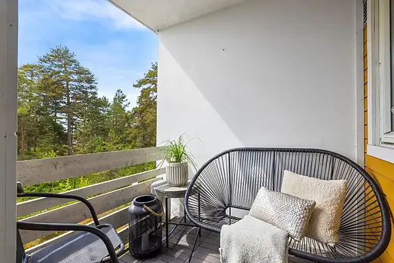Det er plass til sittegruppe og evt. grill