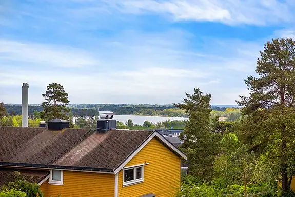 Fra balkongen har du utsyn mot grøntområde samt mot Vansjø