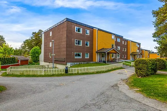 Leiligheten er en del av Solliskogen borettslag som er både veldrevet og velholdt