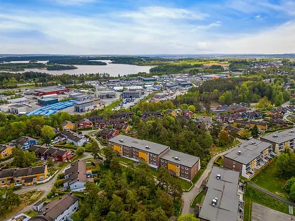 Fra Øreåsen er veien kort til shoppingmuligheter på Rygge storsenter, sentrumskjernen av Moss og fine turområder i Mossemarka