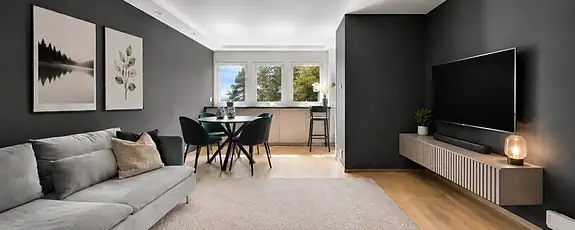 Innbydende stue med plass til sofa, spisebord og TV-møblement. AI-generert.