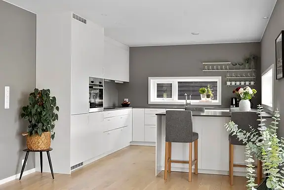 Innredningen fremstår som stilren og tidløs