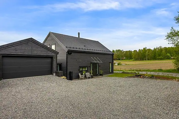 Det er gode parkeringsmuligheter både på egen tomt og i garasjen