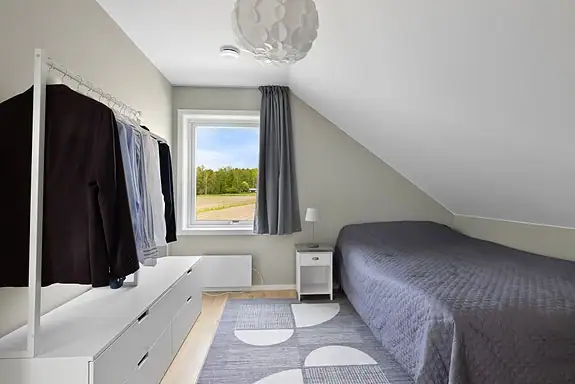 Soverom 2 malt i en lys og lun farge