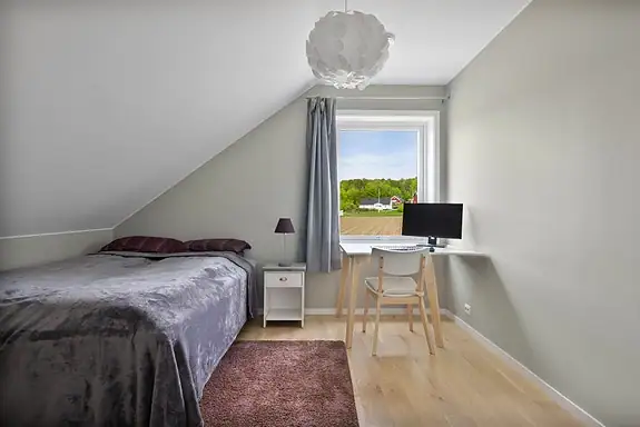 Soverom 3 - plass til seng, skrivebod og oppbevaringsløsning