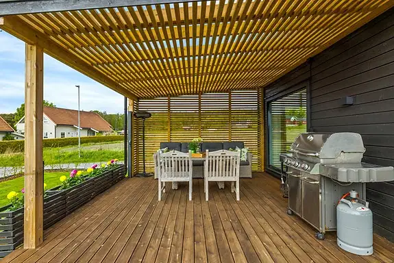 Deler av terrassen er overbygd som gir en skjermet sone med mulighet for bruk også når været er mer skiftende