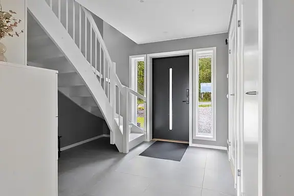 Velkommen inn. Her møtes du av en innbydende og lys entre med flislagte gulv og varmekabler i gulv
