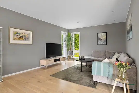 Det er god plass til både sofagruppe, spisebord og øvrig møblement