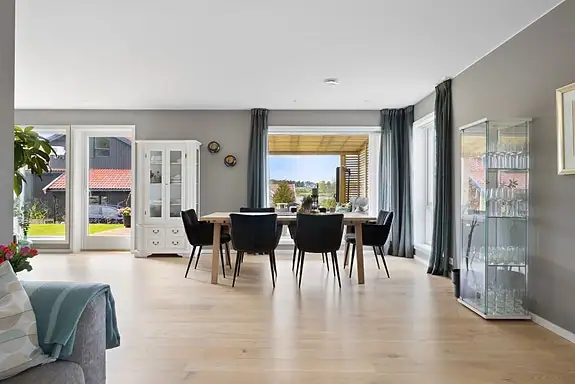 Rommet har rikelig med vindusflater som sørger for rikelig med naturlig lysinnslipp