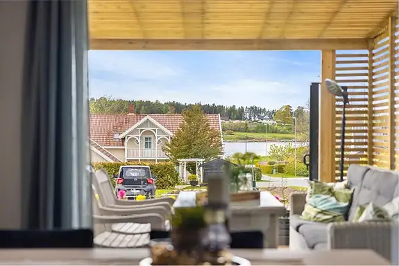 Fra spiseplassen får man et hyggelig utsyn mot Årefjorden
