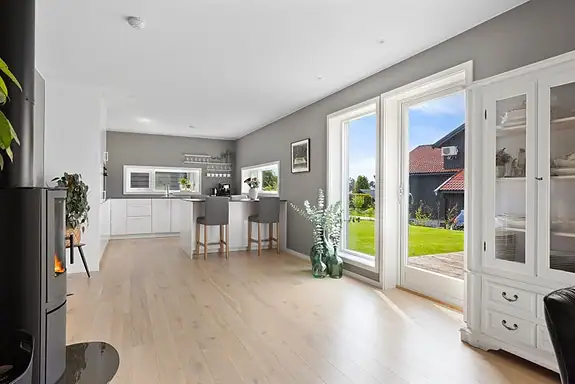 Stue og kjøkken ligger i en åpen og sosial løsning