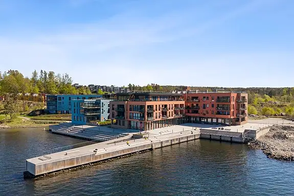 Leiligheten ligger på populære Sjøhagen Brygge. Med umiddelbar nærhet til sjø, natur og togstasjon