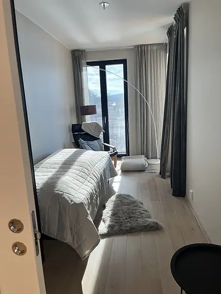 Leiligheten har 2 soverom. Hovedsoverommet er romslig med plass til garderobe. Soverom 2 passer fint som gjesterom eller kontor
