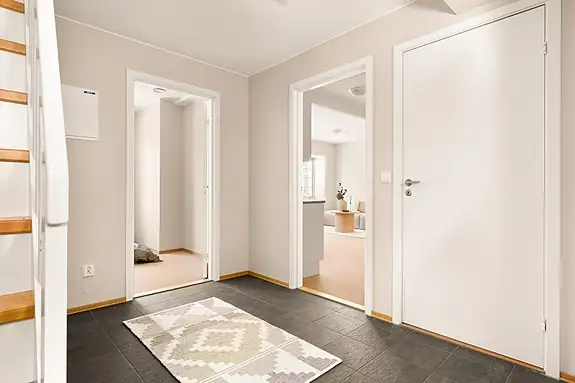 Entréen er lys og romslig, med blant annet trapp opp til lagrings- og teknisk rom