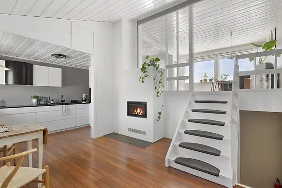 Ned et halvplan finner du kjøkkenet med en praktisk og sentral plassering i boligen