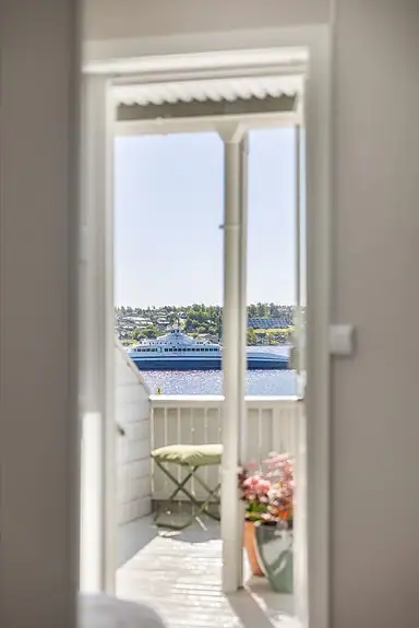 Fra hovedsoverommet er det utgang til en hyggelig terrasse og videre ut til hagen