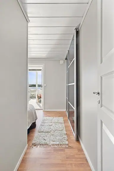 På hovedsoverommet er det også en skyvedørsgarderobe