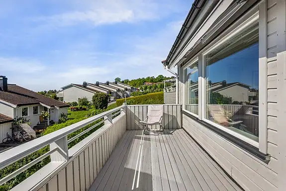 Balkongen vender syd og det er plass til hagemøbler og grill