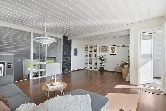 Rommet har god plass til både sofagruppe, spisebord og øvrig møblement