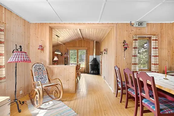 Romslig spisestue med plass til langbord og mange gjester