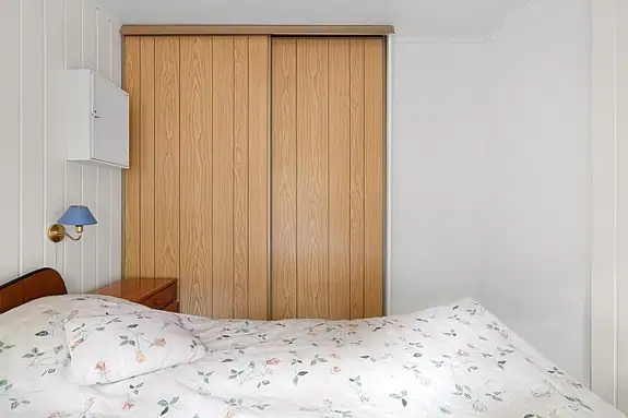 Det er plass til dobbeltseng og rommet er innredet med skyvedørsgarderobe