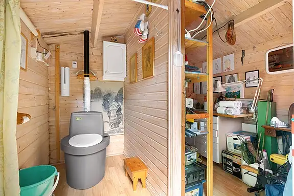 Toalett i det andre uthuset. Begge toalettrommene er med tørrklosett