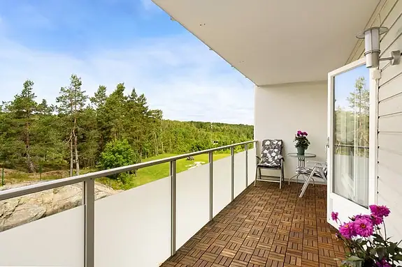 Fint utsyn over trær og fellesarealer