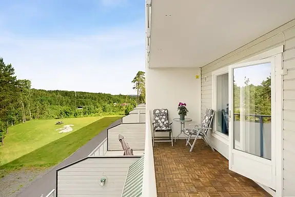 Leiligheten ligger i en høy første etasje og har lite innsyn