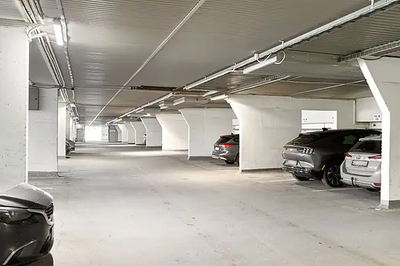 Det medfølger 1 garasjeplass i felles garasjeanlegg