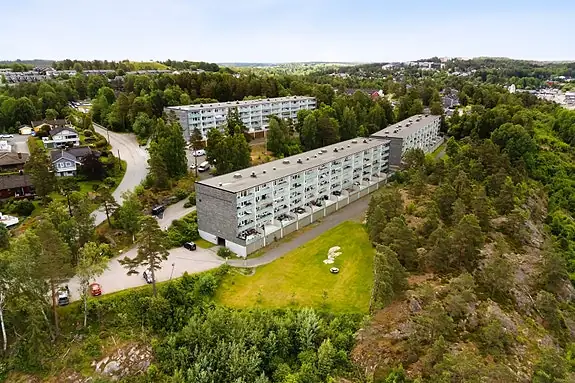 Borettslaget har fine fellesarealer bestående av gressplener, lekeplasser og diverse sittegrupper