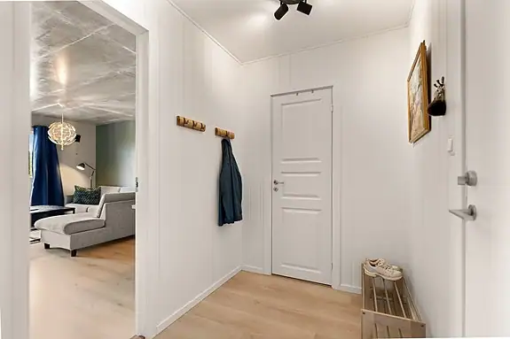 Velkommen inn i en romslig gang med god plass til yttertøyet. Bod i tilknytning til gangen